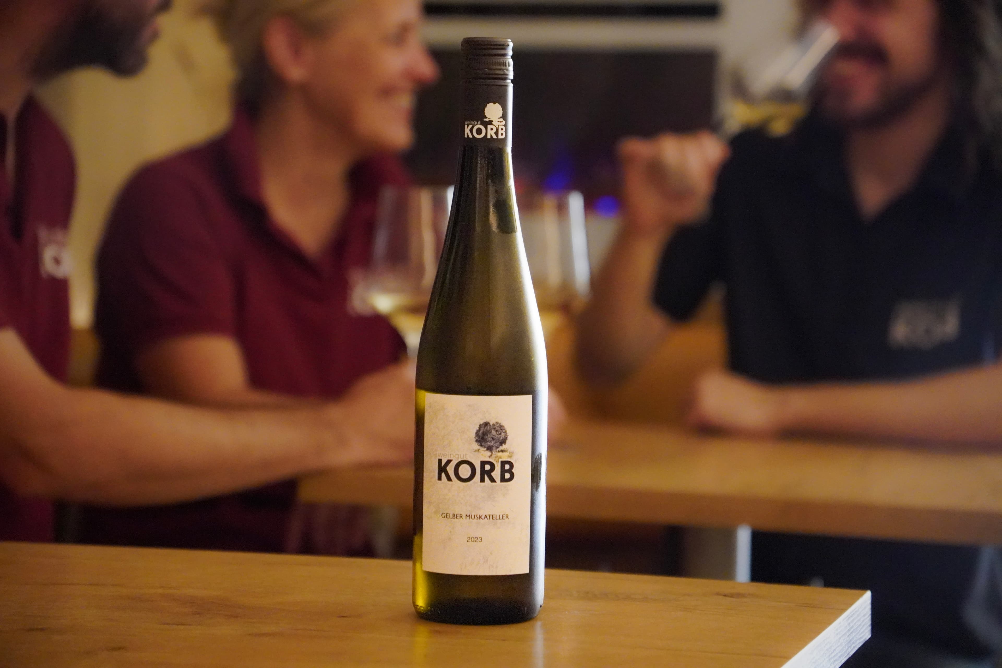 Blick auf die Bar mit Weinregalen und Gläsern