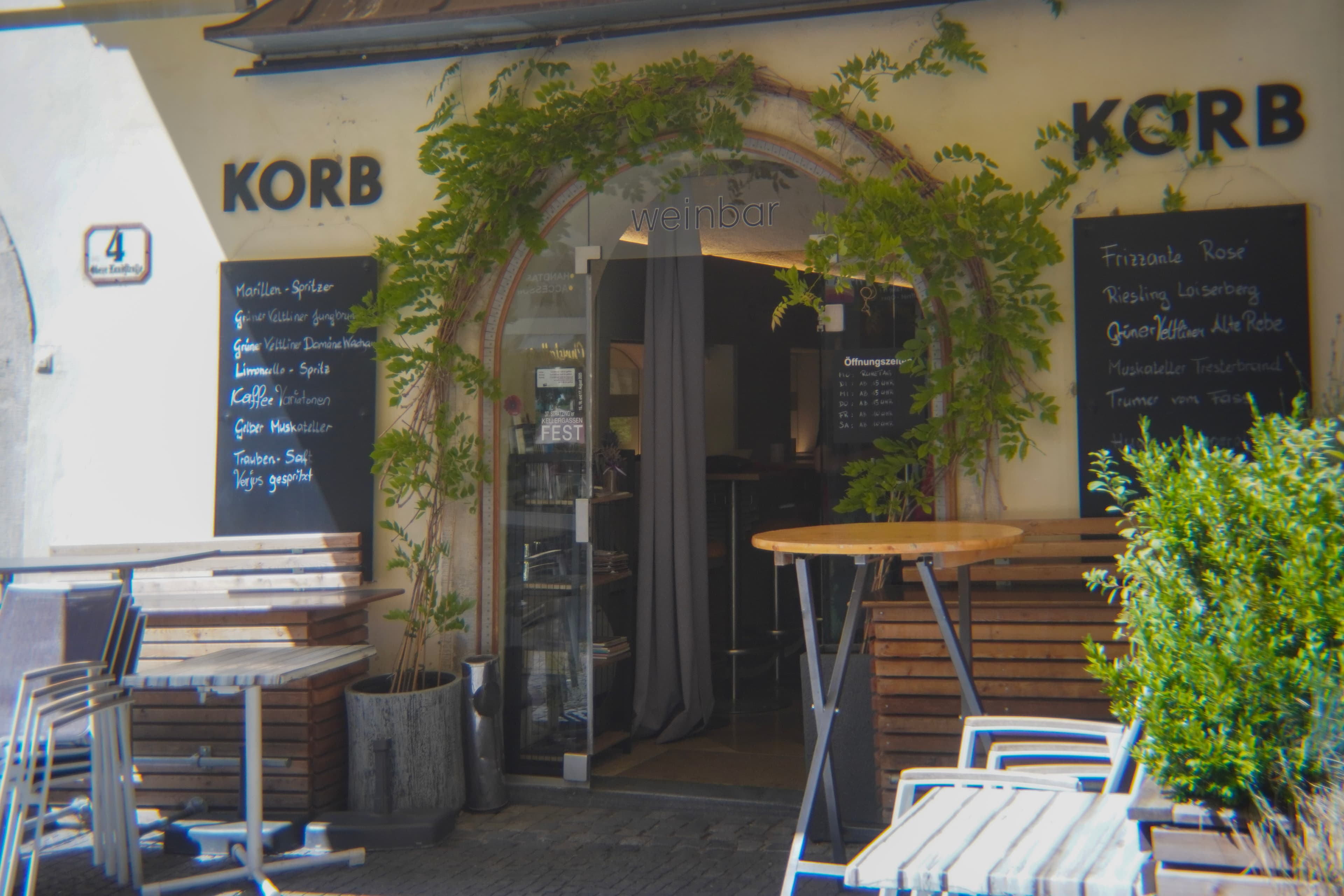 Gäste stoßen in der Weinbar KORB an