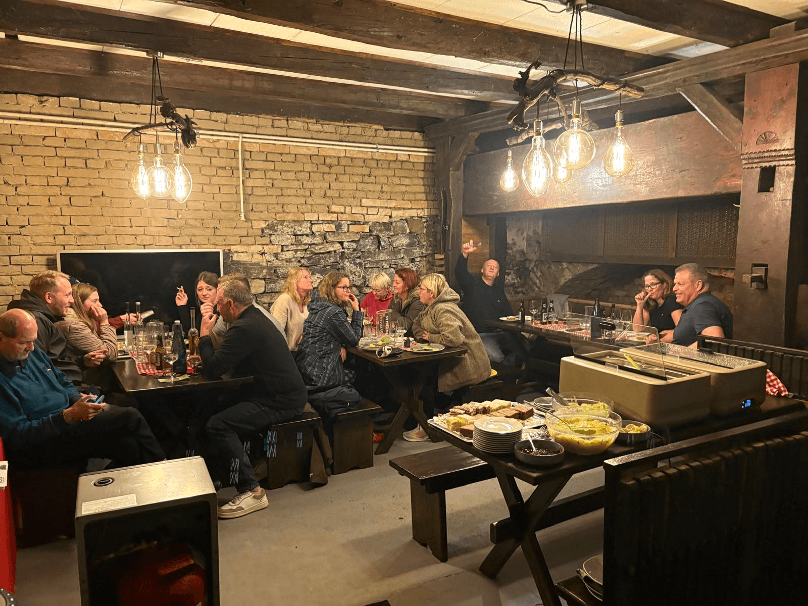Eventkeller am Oberen Weinzierlberg mit Gästen